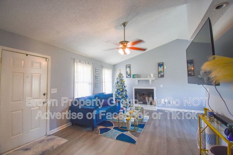 Fayetteville House: 5598 Windy Knoll Pl