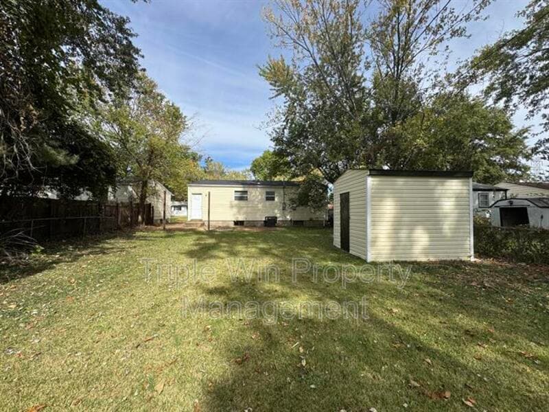 Saint Louis House: 1372 Farmview Ave