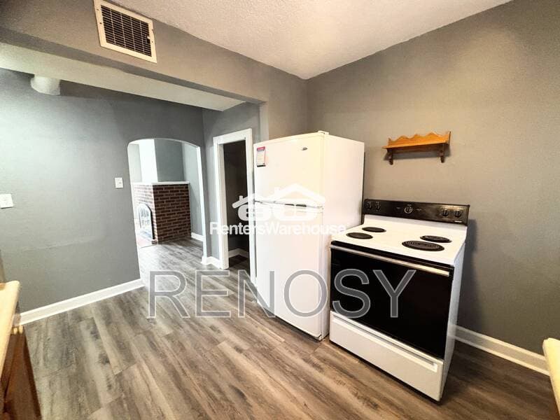 Adel Condo: 212 N 13th St