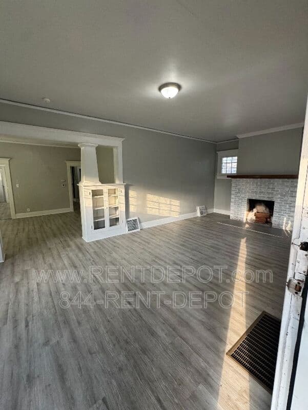 Evansville House: 804 Bayard Park Dr.