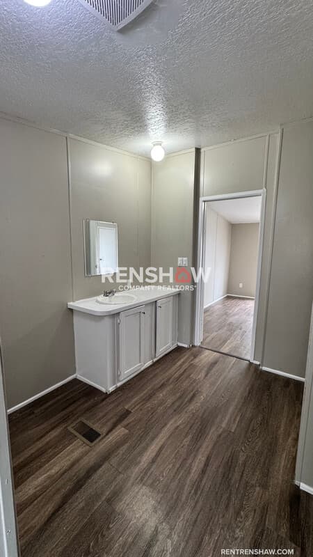 Memphis House: 288 W Brooks Rd
