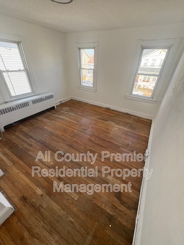 Hamilton Condo: 717 Schiller Avenue