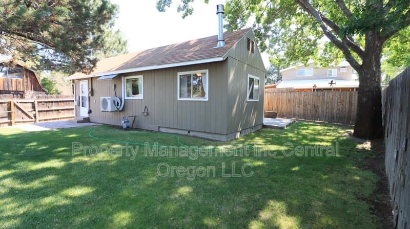 Bend House: 524 NE Olney Ave