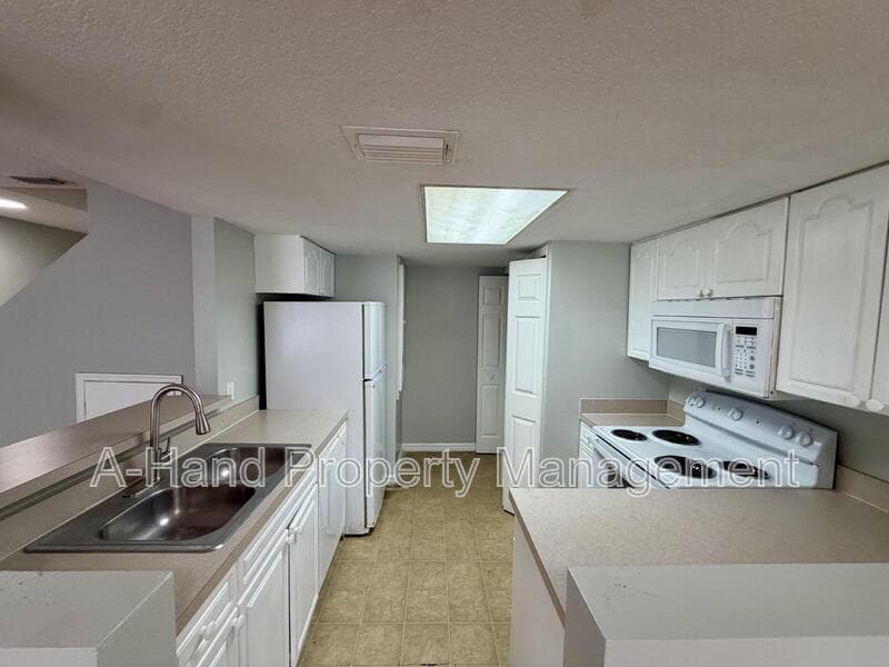 Davenport Condo: 615 Australian Way