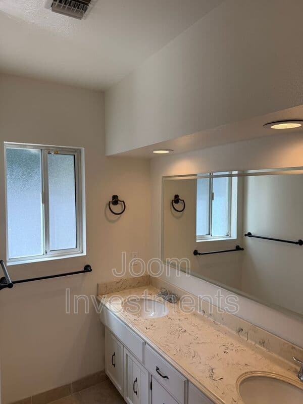 Los Angeles House: 2523 S Bentley Ave