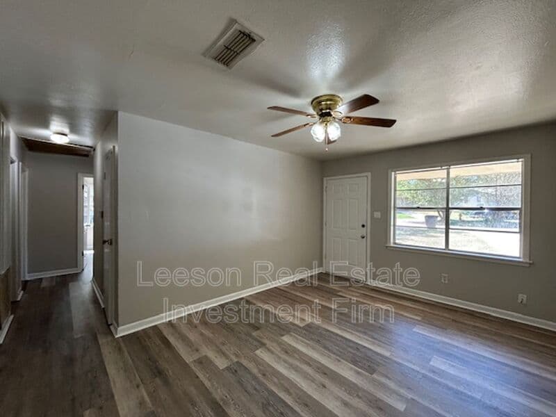 Shreveport House: 1102 Cloverdale Dr.