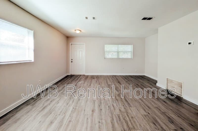 Jacksonville House: 3923 Leonard Cir W