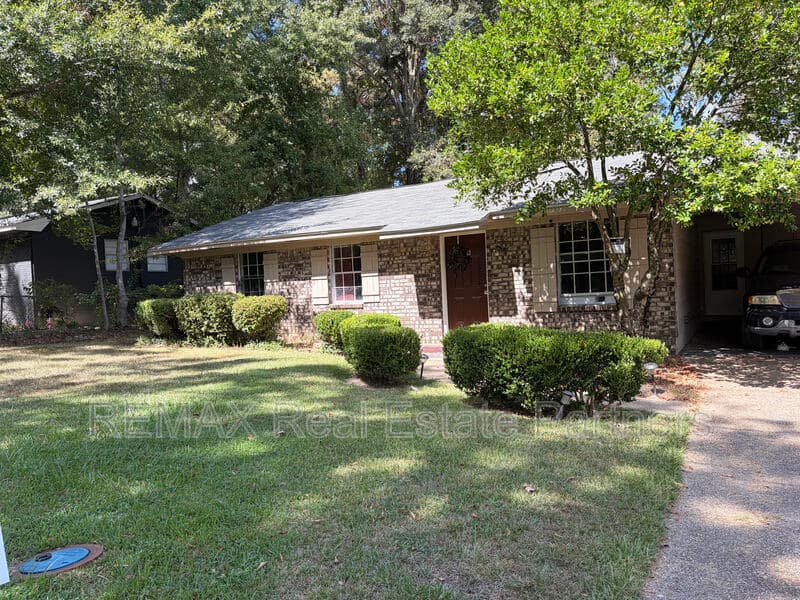 Hattiesburg House: 306 Bowling St