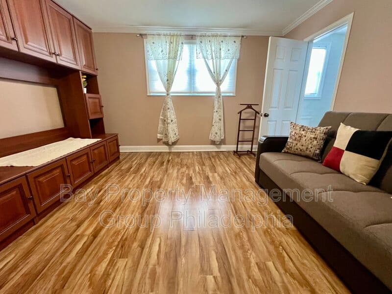Philadelphia House: 2988 Welsh Rd