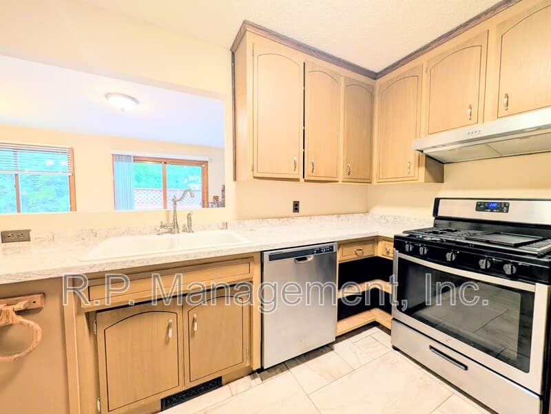 Scandia House: 15740 Pilar Rd N