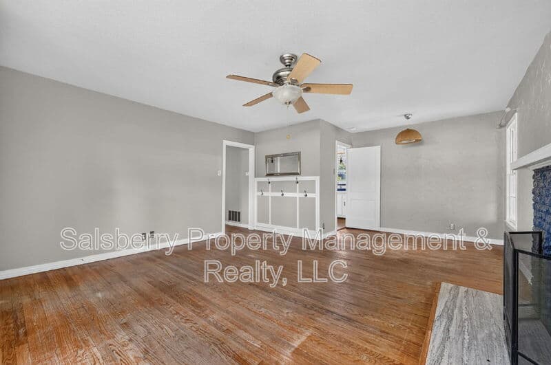 River Oaks House: 4833 Black Oak Lane