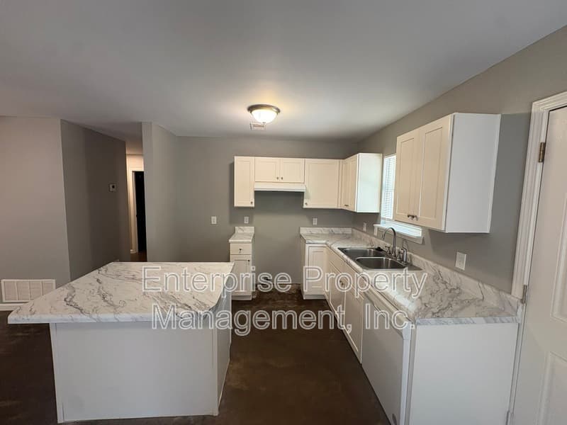 Memphis House: 3187 E Shirley Circle