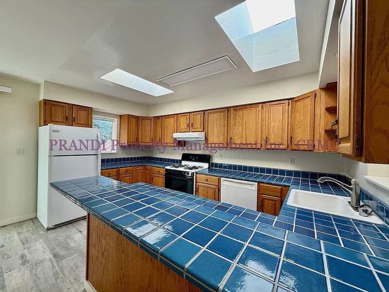 San Rafael Condo: 4 Woods St.
