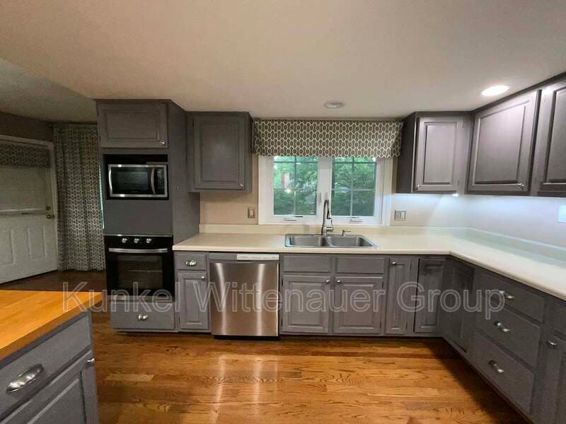 Belleville House: 43 Powder Creek Dr