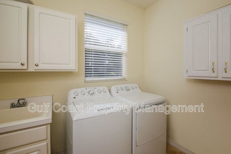 Bradenton House: 6945 74th Street Circle East
