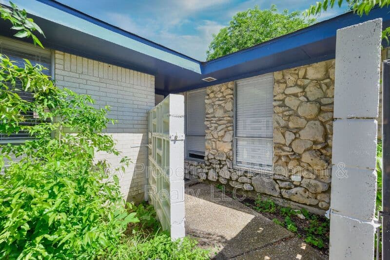 Fort Worth House: 4913 Westlake Drive