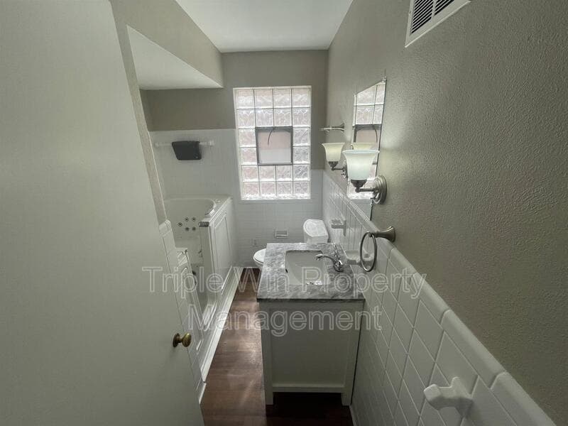 Saint Louis House: 7117 Forest Hill Dr