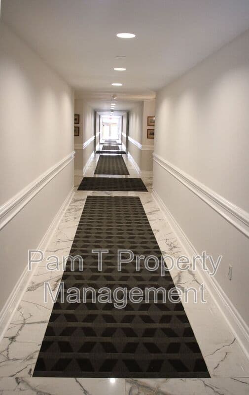 Savannah Condo: 321 Abercorn St.