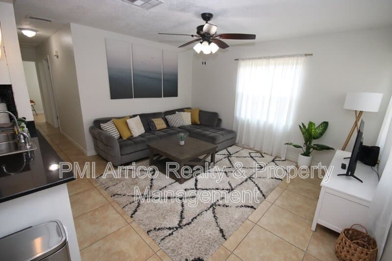 Tampa House: 1918 W Walnut St