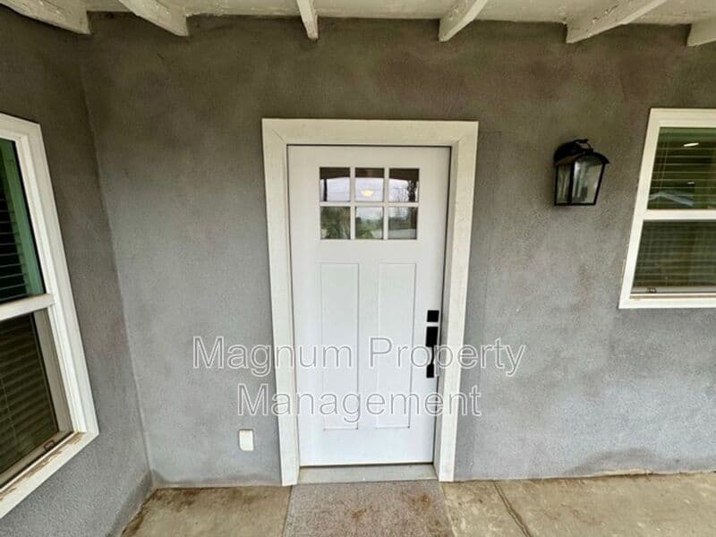 Perris House: 27300 Peach St