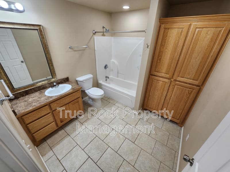 Ada House: 15406 County Road 3537