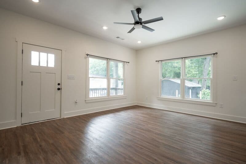 Athens House: 382 N Chase St