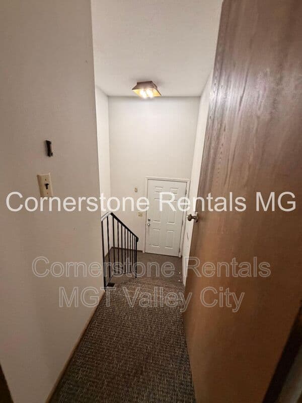 Valley City House: 1063 5th Ave NW