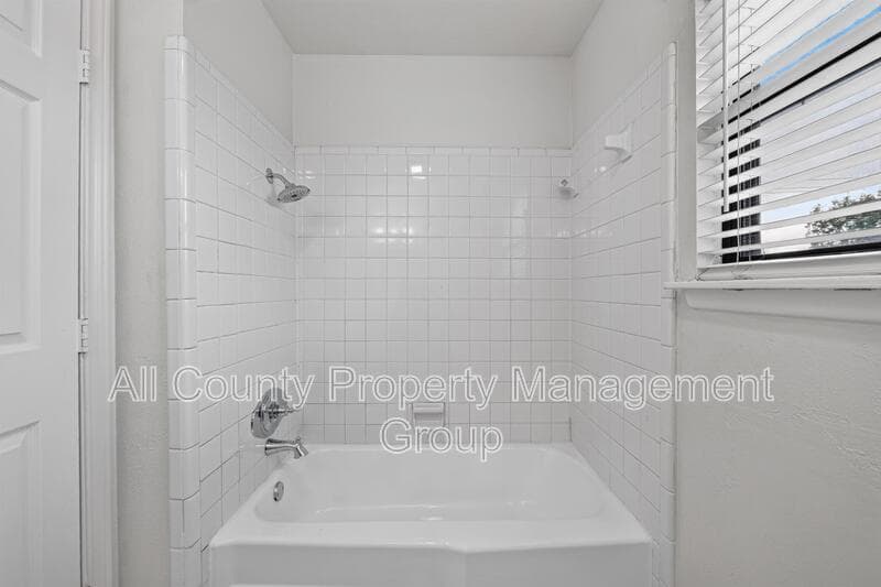 Bedford House: 2024 Charleston Drive
