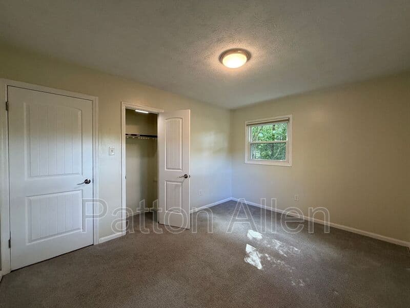 Fairview House: 14 Fox Run Pl