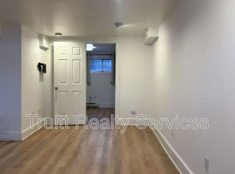Washington Condo: 711 14th St SE