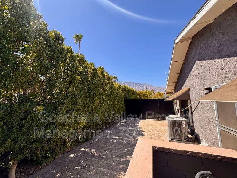 Palm Springs House: 2004 N San Antonio Rd