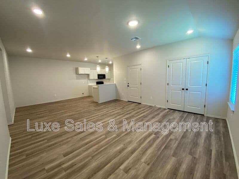 Okahoma City House: 8000 NW 110th Dr
