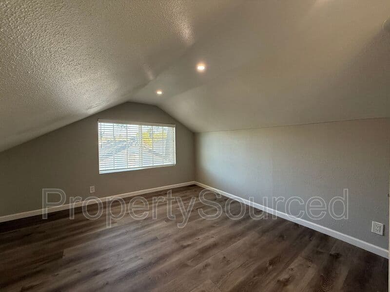 Manteca House: 807 W Yosemite