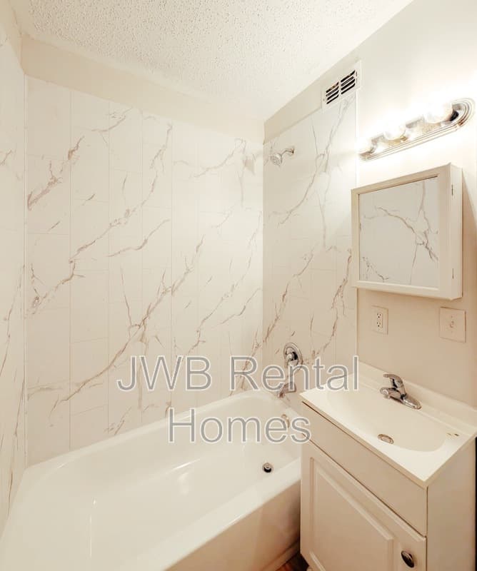 Jacksonville House: 3357 Rosselle St