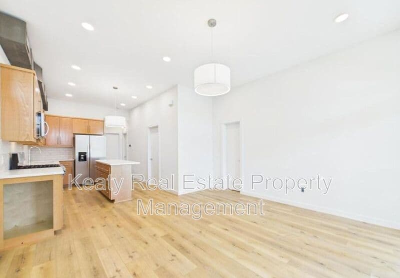 Lafayette House: 1120S Washington Street - Unit 201