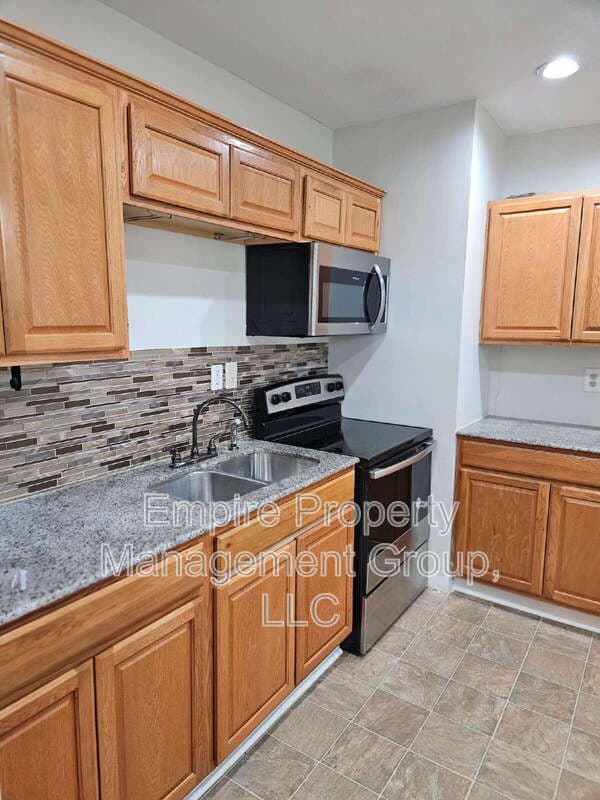 Columbia House: 2728 Kingswood Dr