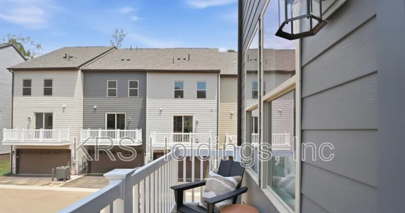 Woodbridge Townhome: 3738 District Dr.