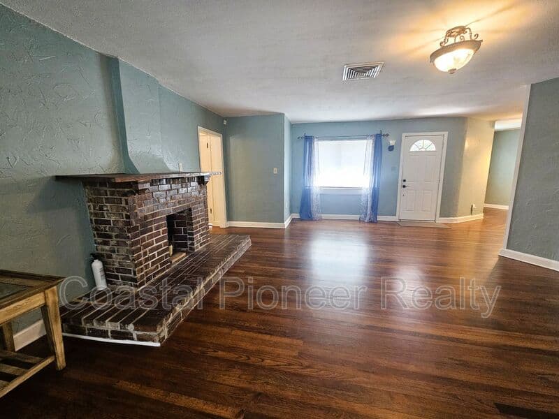 Tampa House: 7301 N 13th St