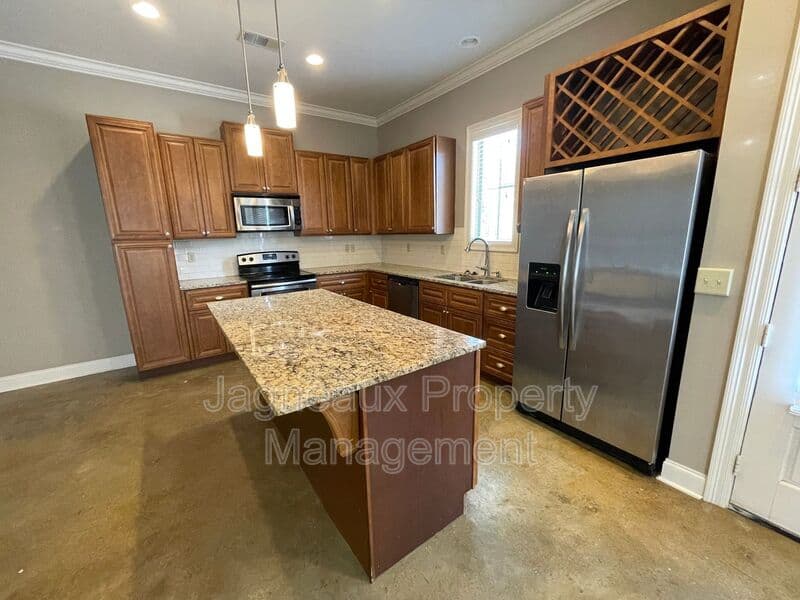 Lafayette House: 107 Hargrave Dr