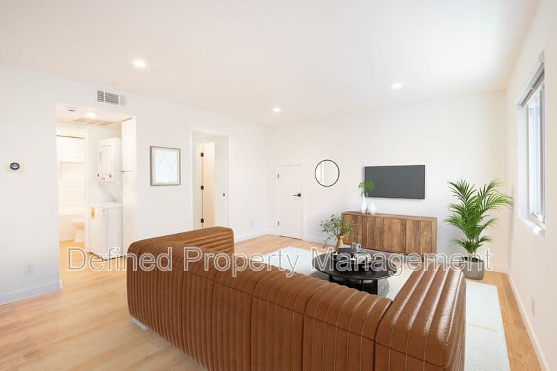 Los Angeles Condo: 5847 Willoughby Avenue