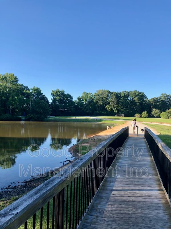 Simpsonville House: 105 Fairview Lake Way