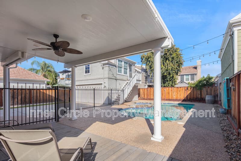 Brentwood House: 342 Chaucer Drive