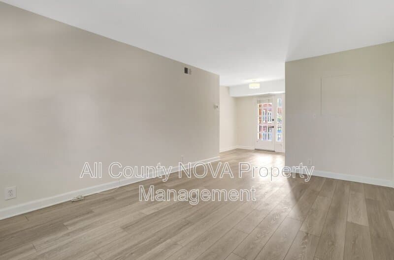 Arlington Condo: 2994 S Columbus St