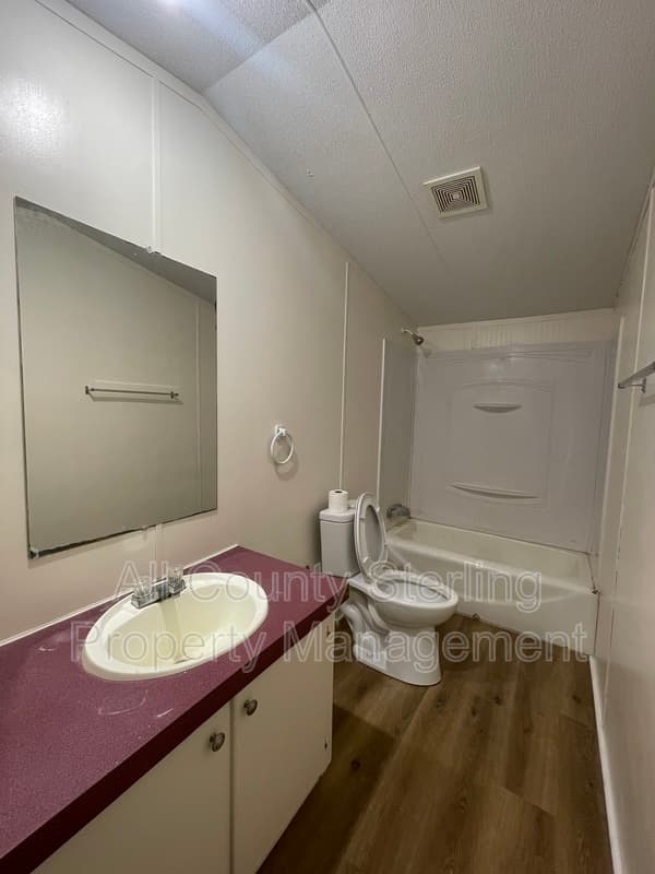 Lake City House: 186 NW Gerson Lane