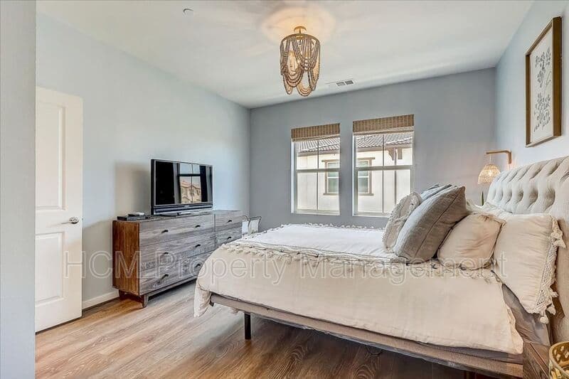 Lake Forest House: 303 Limestone