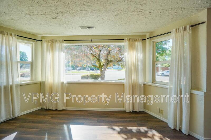 Vancouver House: 8718 Northeast 95th Street