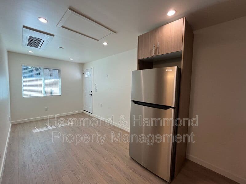 Reseda House: 7107 1/2 Claire Ave.