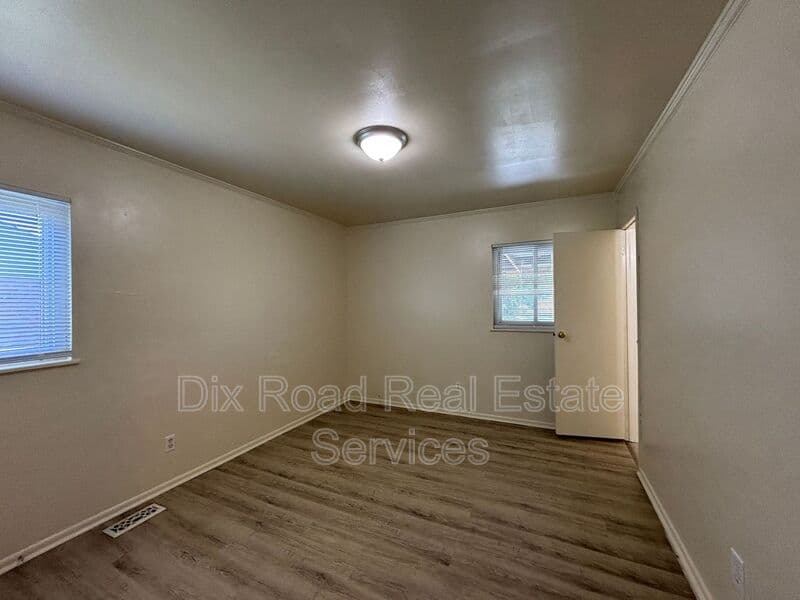 Englewood House: 530 Unger Avenue