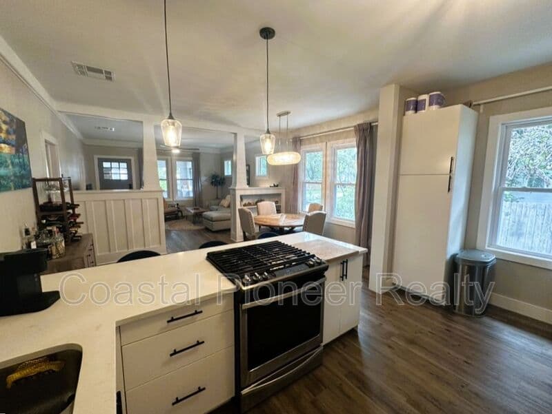 Tampa House: 115 W Plymouth St
