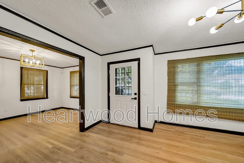 Columbia Condo: 1911 Cermack St